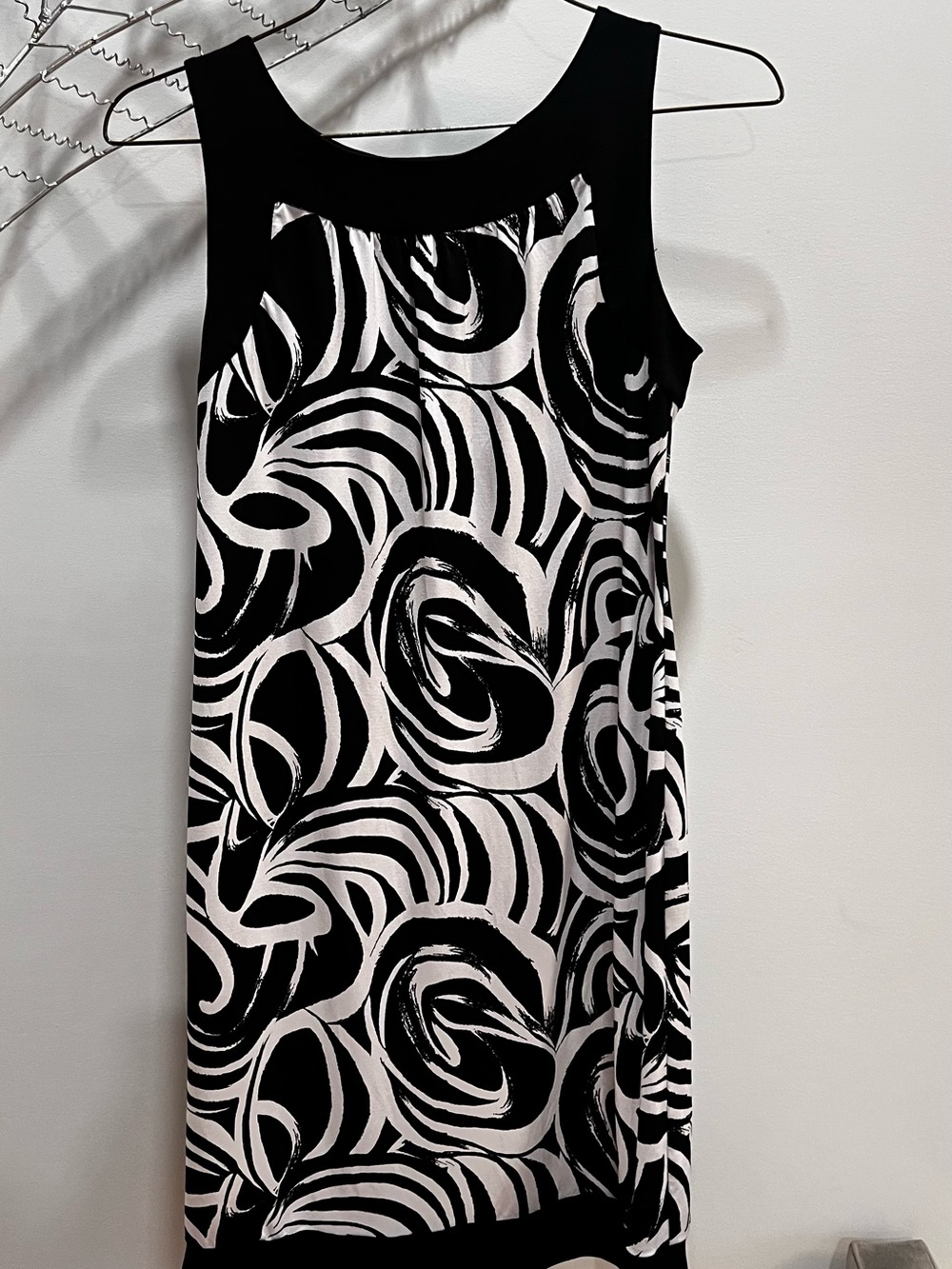 AB Studio Black & White Sleeveless Swirl Midi Dress